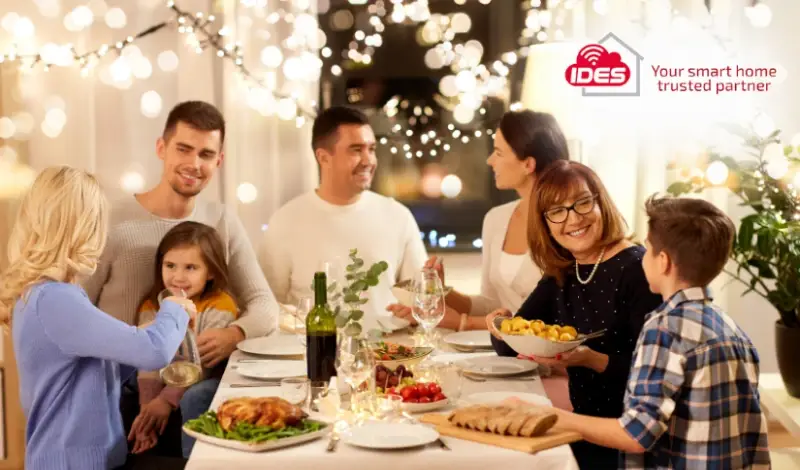Family at Christmas dinner - ides seasonal smart home